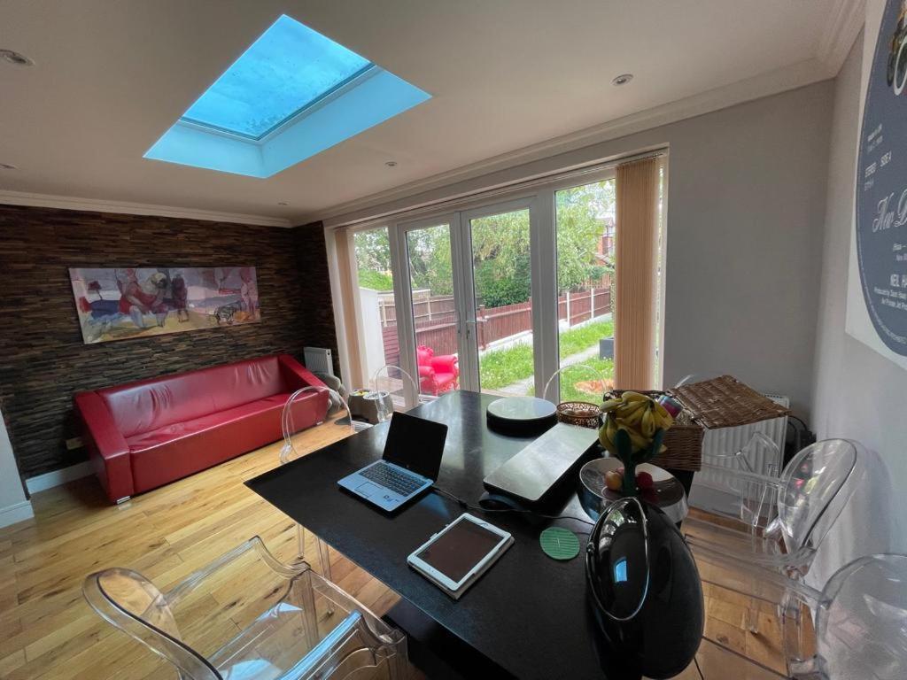 Family Home With Easy Commute To London! Croydon Exterior photo